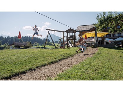 Urlaub auf dem Bauernhof - Mithilfe beim: Heuernten - Österreich - Spielplatz - Feriengut Unterhochstätt