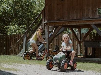 Urlaub auf dem Bauernhof - Südtirol - Kinderspielplatz- draußen spielen, barfuß laufen, die Welt endecken - Gogerer Hof