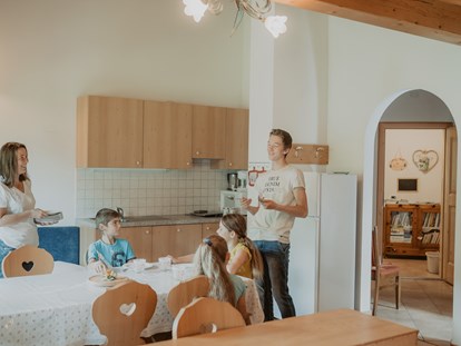 Urlaub auf dem Bauernhof - Aufenthaltsraum - Alpen - Ferienwohnung Claus mit Küche und Vorraum - Gogerer Hof