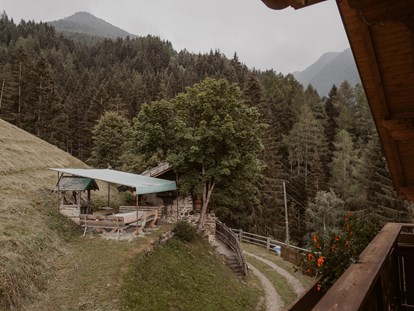 Urlaub auf dem Bauernhof - Trentino-Südtirol - Balkon der Ferienwohnung Maria mit Blick auf den Grill und den antiken Backofen - Gogerer Hof