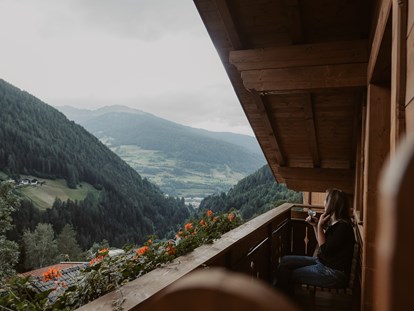 Urlaub auf dem Bauernhof - Trentino-Südtirol - Balkon der Ferienwohnung Tom mit Blick auf den Rosskopf - Gogerer Hof