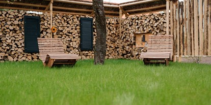 Urlaub auf dem Bauernhof - ideal für: Mitarbeit - Saunabereich mit Sonnenliegen und Sichtschutz - Raschbrunnenhof - Ökolandbau & Erholung