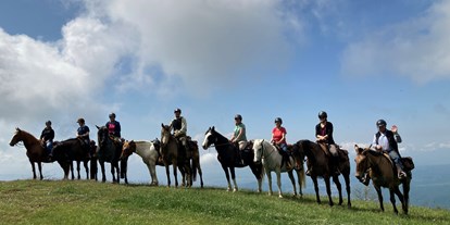 Urlaub auf dem Bauernhof - Tiere am Hof: Pferde - Italien - Wanderreitgruppe unterwegs - Agriturismo Casa Bivignano - Toskana