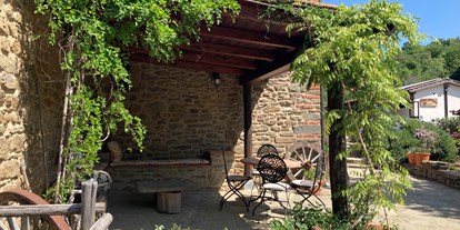 Urlaub auf dem Bauernhof - Fahrzeuge: Bagger - Italien - Pergola vom Hexenhäuschen - Agriturismo Casa Bivignano - Toskana