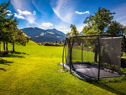Urlaub auf dem Bauernhof - Spielzimmer - Salzburg - Riesentrampolin 5mx3m - Baby- und Kinderferienbiobauernhof Sinnhubbauer