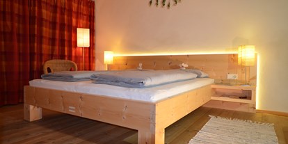 Urlaub auf dem Bauernhof - Umgebung: Urlaub in den Bergen - Vorarlberg - Schlafzimmer mit Zirbenholzmöbel - Villa Natur