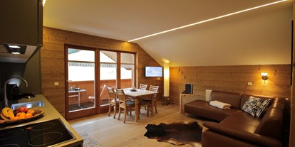 Urlaub auf dem Bauernhof - Umgebung: Urlaub in den Bergen - Vorarlberg - Wohnküche mit Balkon Appartement 5 - Villa Natur