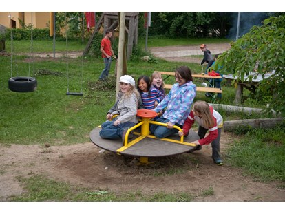Urlaub auf dem Bauernhof - Umgebung: Urlaub in den Feldern - Niederösterreich - Spielplatz - Familie Inghofer Franz