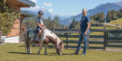 Urlaub auf dem Bauernhof - Jahreszeit: Herbst-Urlaub - Tirol - Pony reiten - Kinderbauernhof Albeineler Pitztal Tirol