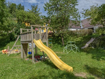 Urlaub auf dem Bauernhof - Fahrzeuge: Güllefass - Österreich - Spielplatz vorm Haus
 - Hochgattern