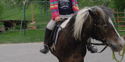 Urlaub auf dem Bauernhof - Oberösterreich - Pony Susi mit Iris - Hochgattern