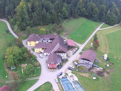 Urlaub auf dem Bauernhof - Fahrzeuge: Güllefass - Österreich - unser Hof  aus der Vogelperspektive - Hochgattern