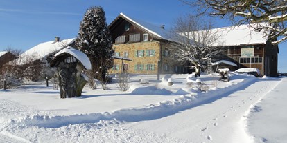 Urlaub auf dem Bauernhof - Tiefgraben - Spuren im Schnee zum aicherbauer - Baby- und Kinderhof Aicherbauer