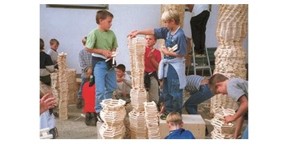 Urlaub auf dem Bauernhof - Kinderbetreuung - Österreich - Holzstöckerl Bauwerke - Baby- und Kinderhof Aicherbauer