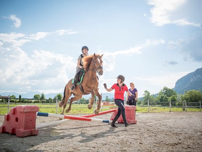 vacanza in fattoria - Wir bieten Reitkurse für kleine und große Reiter, für Anänger und Fortgeschrittene - und der "kleine Maxi" freut sich auf das "Pony-Taxi" - Familotel Landgut Furtherwirt