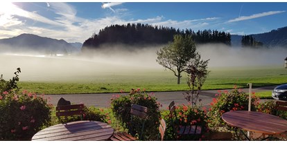 Urlaub auf dem Bauernhof - Umgebung: Urlaub in den Bergen - Deutschland - Ausblick aus unserem Aufenthaltsraum, die sogenannte Heuschinde, da früher dort diese war. - Landhaus Mohr