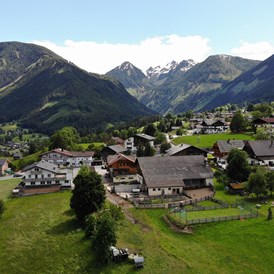Ferien Bauernhof: Ausblick vom Hof in die Berge der Dachstein Tauernregion. - Abelhof