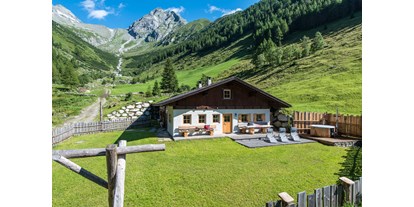 Urlaub auf dem Bauernhof - Urlaub auf der Alm - Trentino-Südtirol - Einfach herrlich ein Almurlaub im luxuriösen Chalet auf 1600 m Seehöhe mit Sprudelbadefass vor der Hütte. Warmes Quellwasser einfüllen und voll entspannen.   - Oberkofl-Chalet