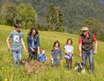 Ferien Bauernhof: Spaziergang mit den Ziegen - Panoramahof am Goldberg