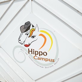 Ferien Bauernhof: Eingang - Hippo-Campus Reit- und Therapiezentrum